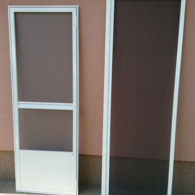 Plise komarnik i Komarnik vrata štokom i sa parapetom 