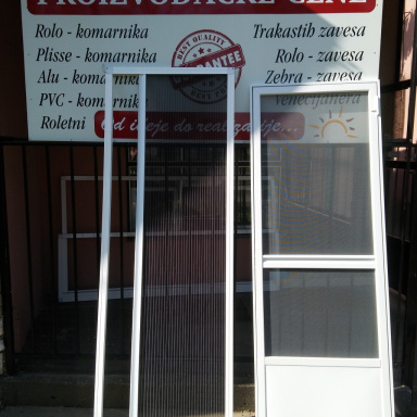 Plise komarnik i Komarnik vrata štokom i sa parapetom 