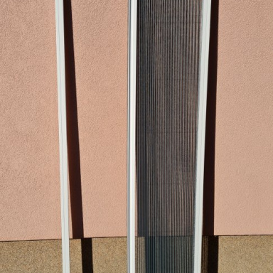 Plise komarnik u beloj boji