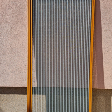 Plise komarnik u boji zlatnog hrasta