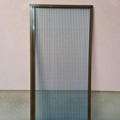 Plise komarnik u braon boji